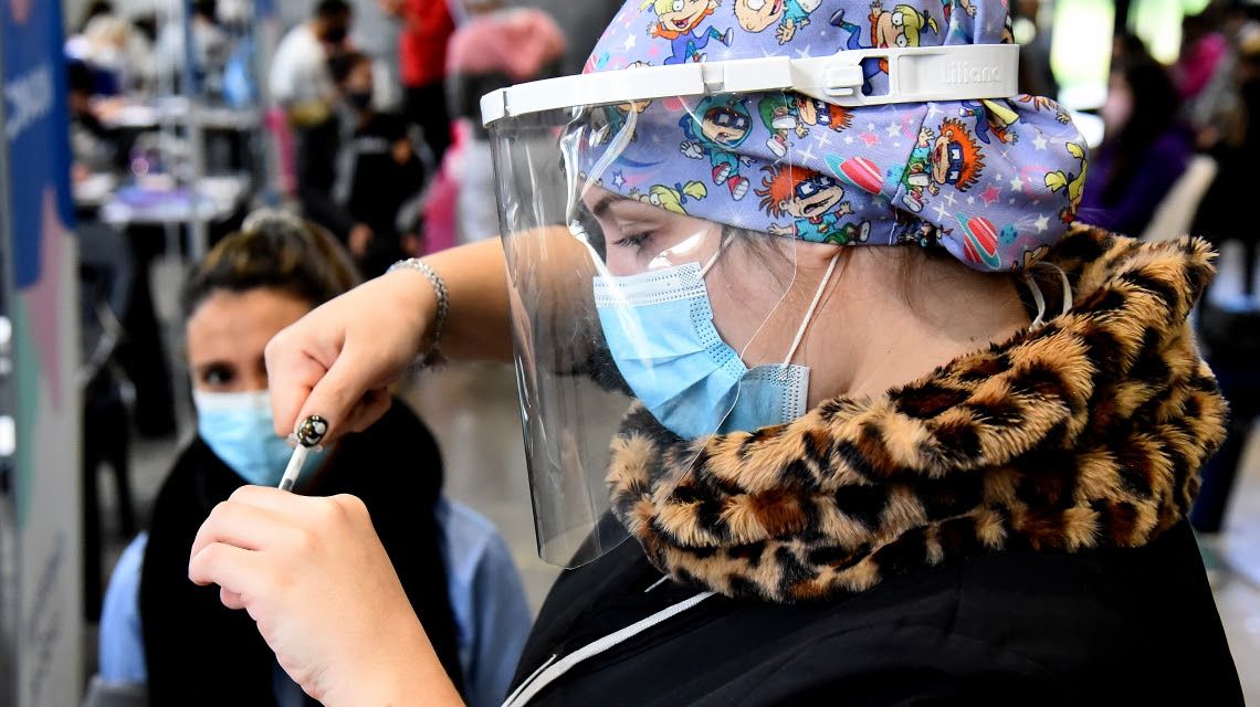 COVID-19: comienza la vacunación con quintas dosis a mayores de 50 años