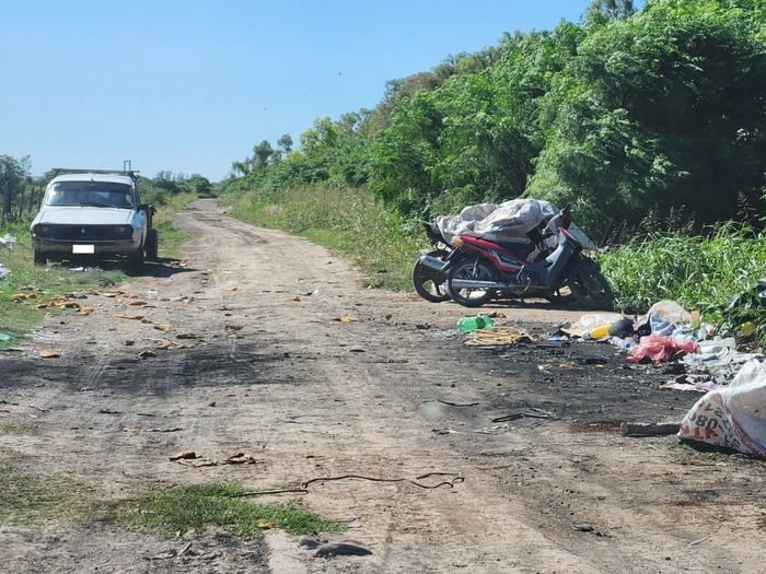 Motos y auto con un carro