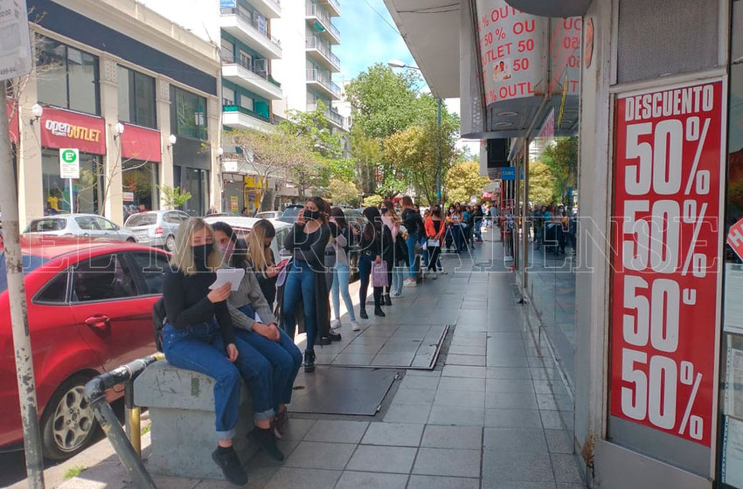 Más de 100 metros de fila para conseguir un empleo en el centro de Mar del Plata