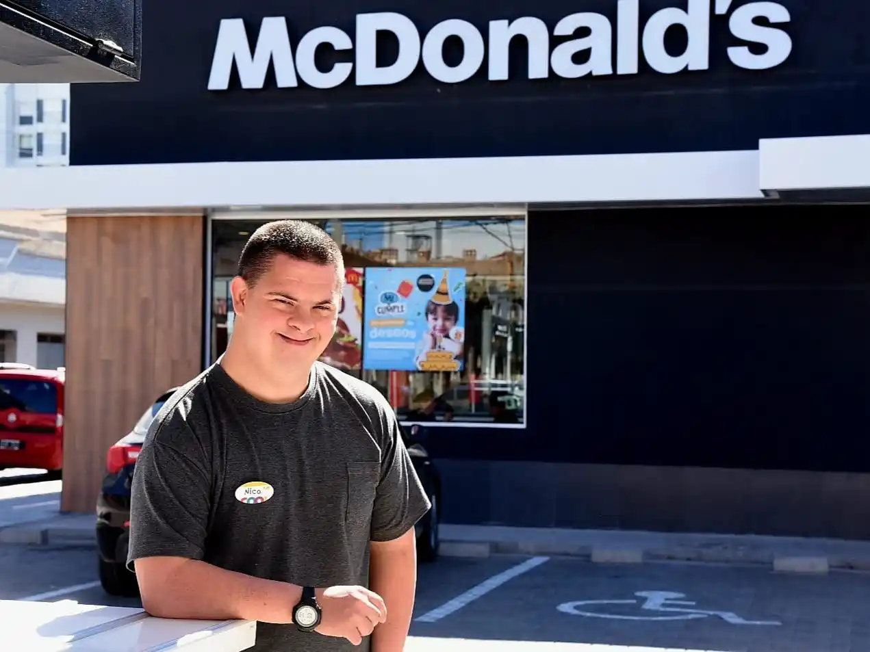 Nicolás Brown compartió la alegría por su empleo formal