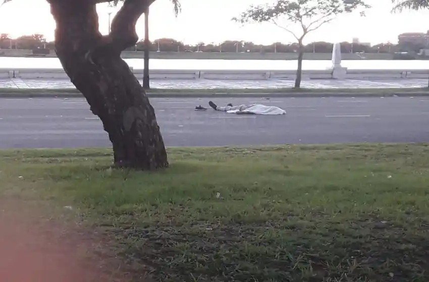 Un motociclista muerto tras caer contra el asfalto