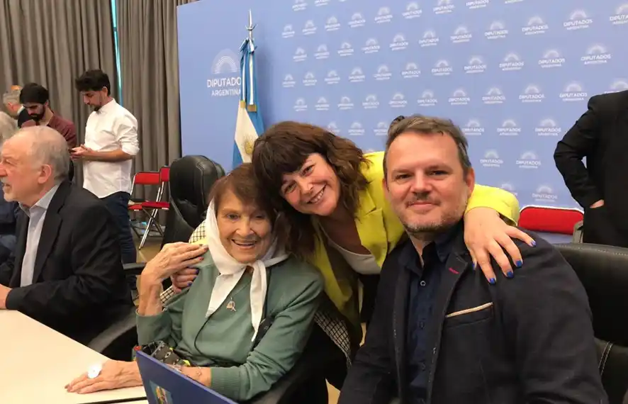 Taty Almeida, titular de Madres de Plaza de Mayo Línea Fundadora, la diputada nacional Carolina Gaillard y Charly Pisoni, de HIJOS