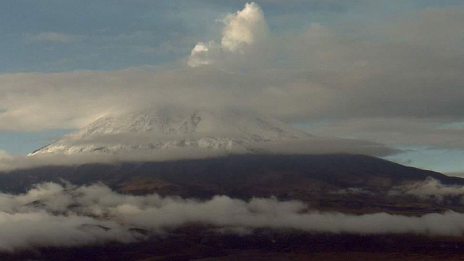 ¡SE DESPERTÓ y lanza cenizas! Ecuador declara alerta amarilla por actividad de volcán Cotopaxi