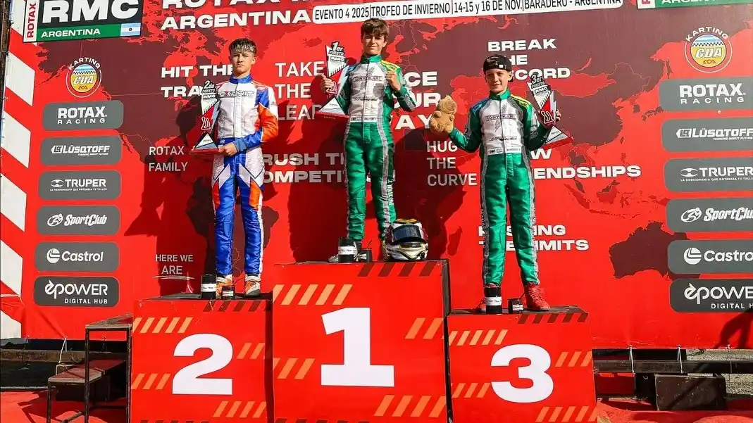 En lo más alto. Thiago Palotini, luego de ganar junto a sus escoltas Gorlero Pizarro y Manassero