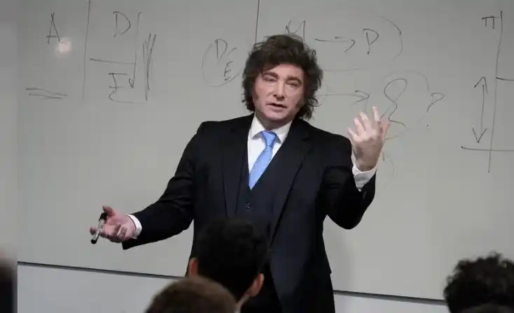 El presidente Javier Milei mantiene una alta imagen negativa pero lidera por un punto en intención de voto, a un año de los comicios generales de 2027.
