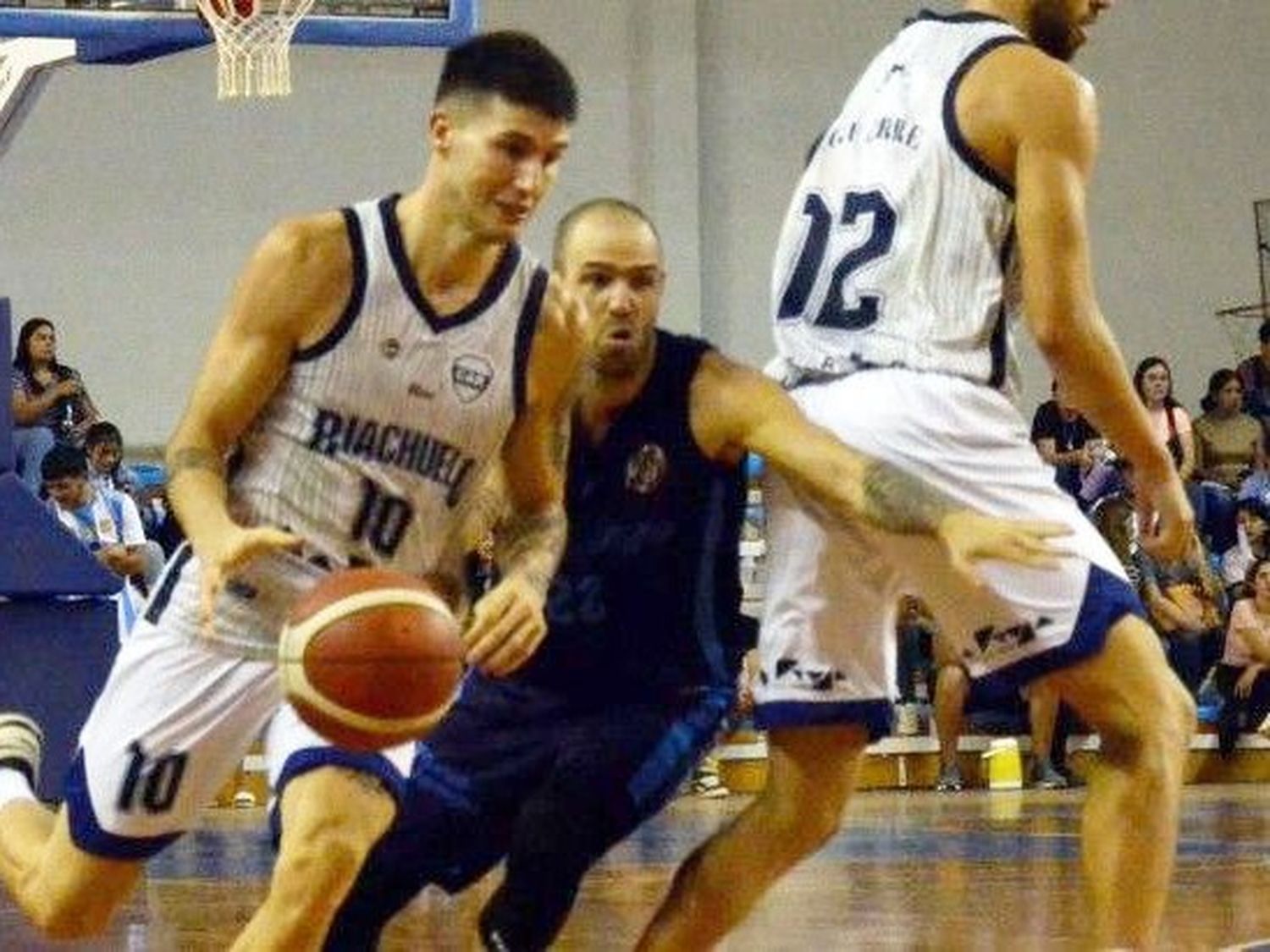 Riachuelo reaccionó y volvió a la 
victoria para seguir en la parte alta