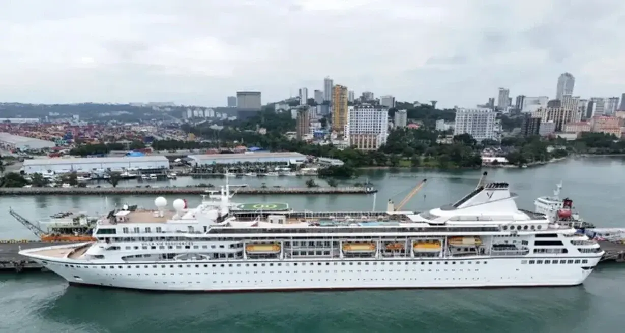 Un crucero de lujo suspendió su vuelta al mundo por el aumento del combustible y dejó a 200 pasajeros varados