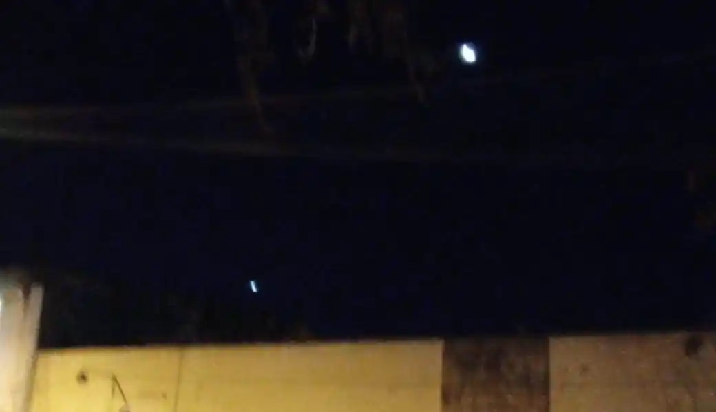 ¿Ovnis en Nueve de Julio?: Las sorprendentes imágenes que captaron en el cielo un grupo de trabajadores del campo 