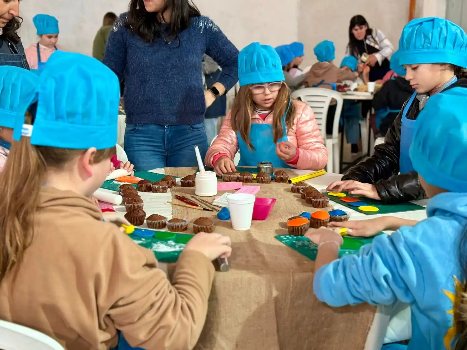 Los chicos trabajaron bajo el asesoramiento del equipo de la repostera Sofía Véliz. Foto: MVT