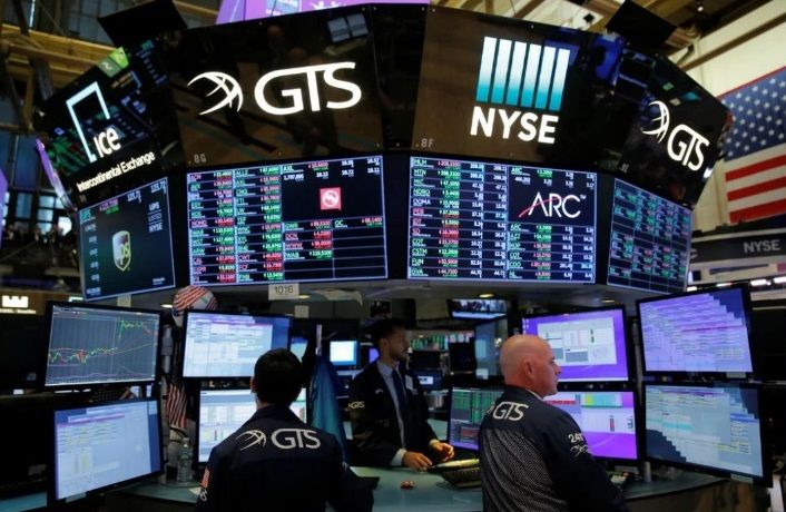 El Riesgo País cae a 893 puntos