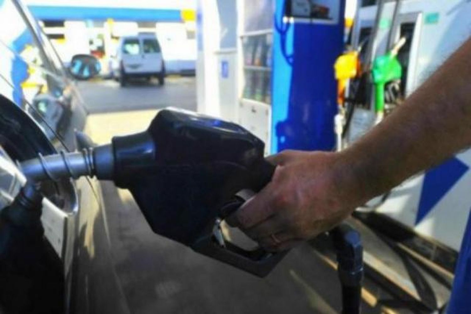 El gobierno autorizará un aumento del 4% de los combustibles
