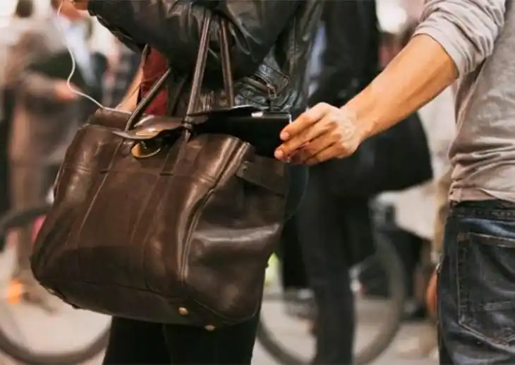 Le fracturaron dos dedos para robarle la cartera