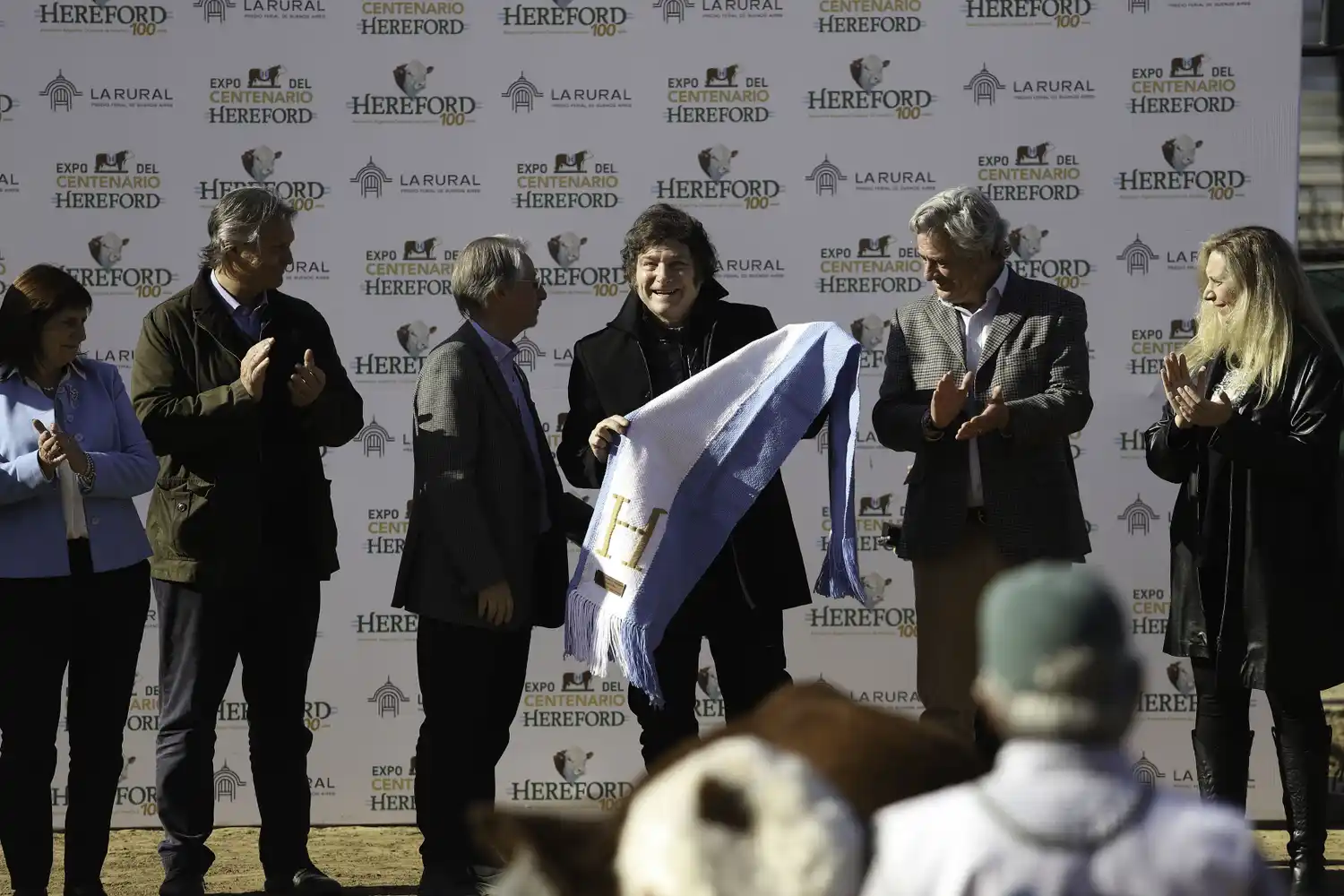 Javier Milei recibió un manto celeste y blanco destinado a los grandes campeones.