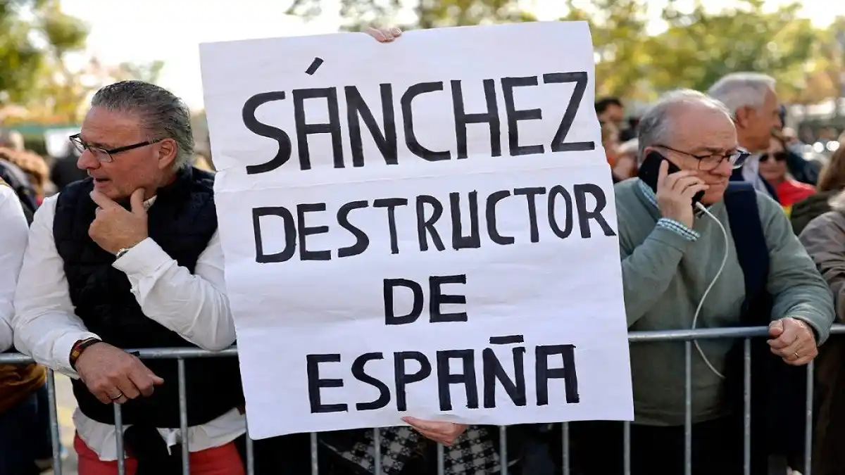 En una manifestación exigen la salida de Pedro Sánchez: por ser «el enemigo común» de España