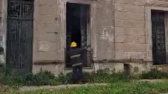 Casona abandonada en avenida Belgrano y Lamadrid