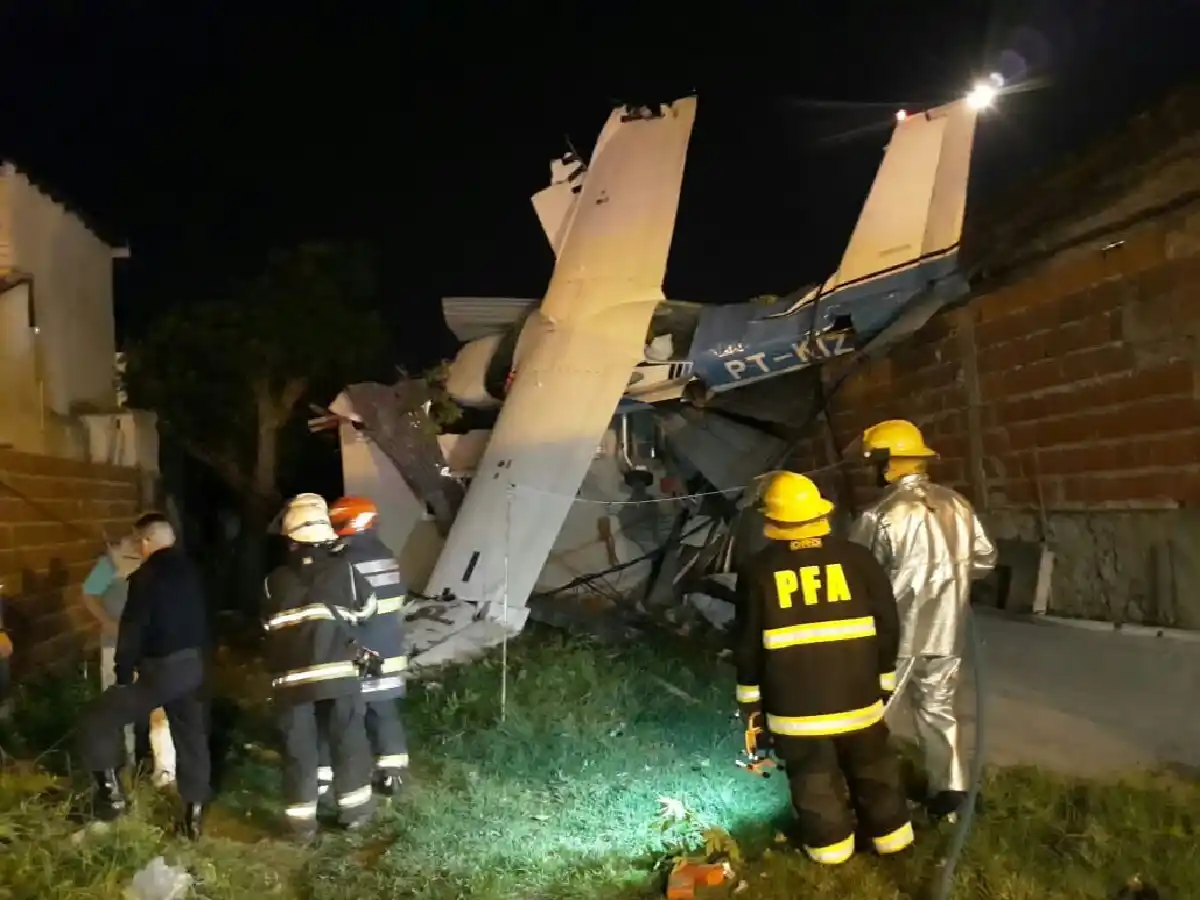 Cayó una avioneta sobre el techo de una casa en San Fernando
