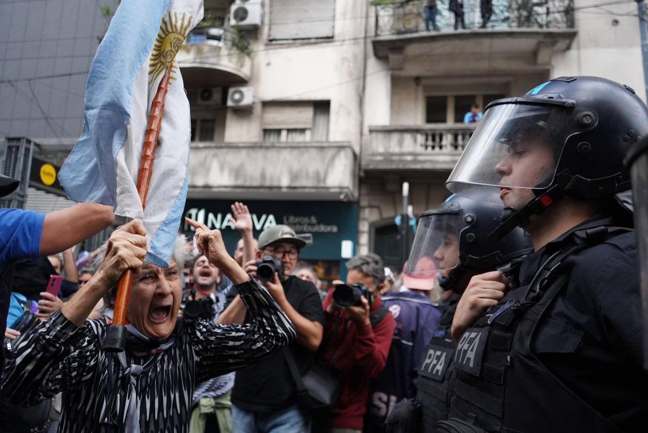 Represión frente al Congreso en protesta de jubilados.