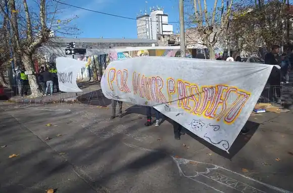 Estudiantes de la Malharro cortan la calle por los problemas de infraestructura