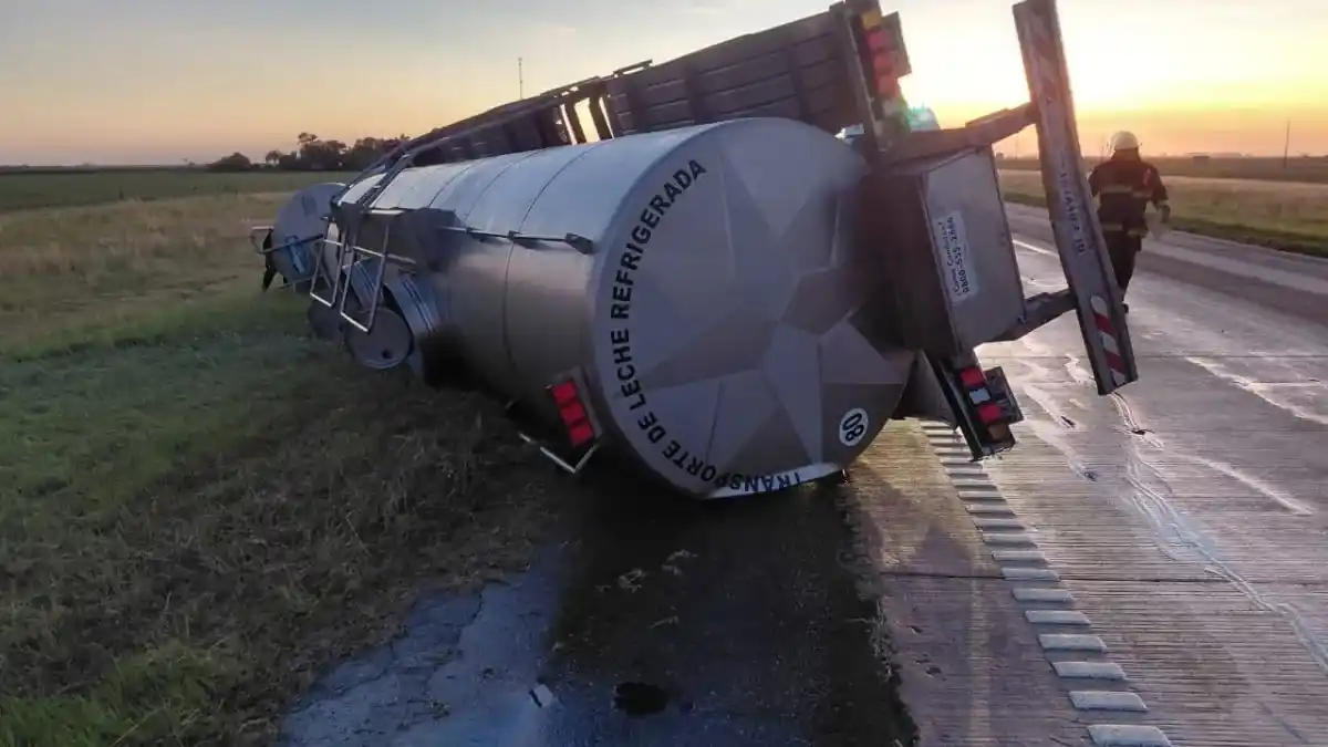 El camión lechero fue uno de los vehículos involucrados en el accidente.