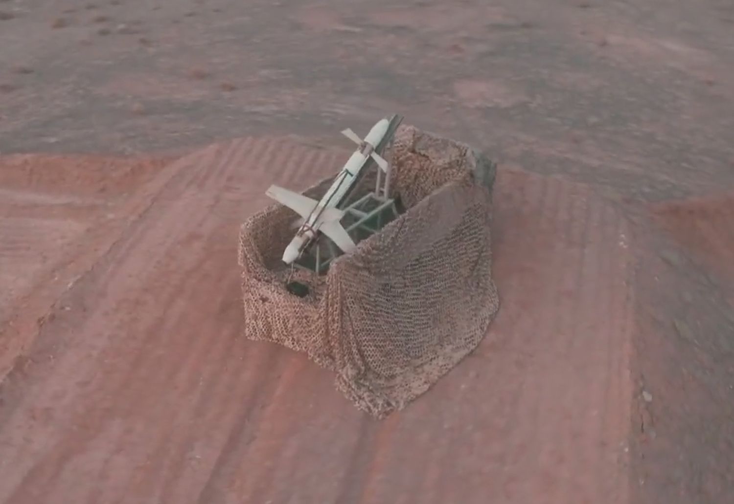 Irán Presenta un Nuevo Misil Merodeador de Largo Alcance para Derribar Drones HALE y Aeronaves Lentas
