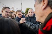 Santilli viajó en tren de madrugada, recorrió guardias de hospitales y pronosticó un triunfo contundente