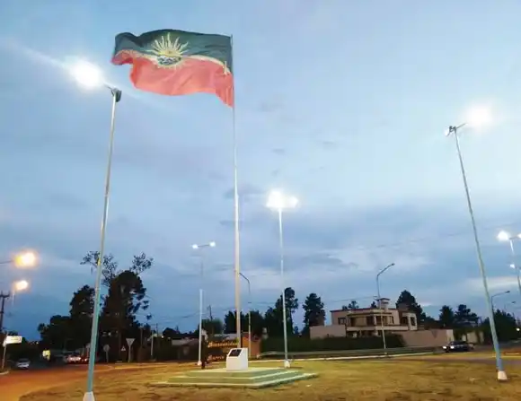 Ante los fuertes vientos, reemplazan las banderas en las rotondas
