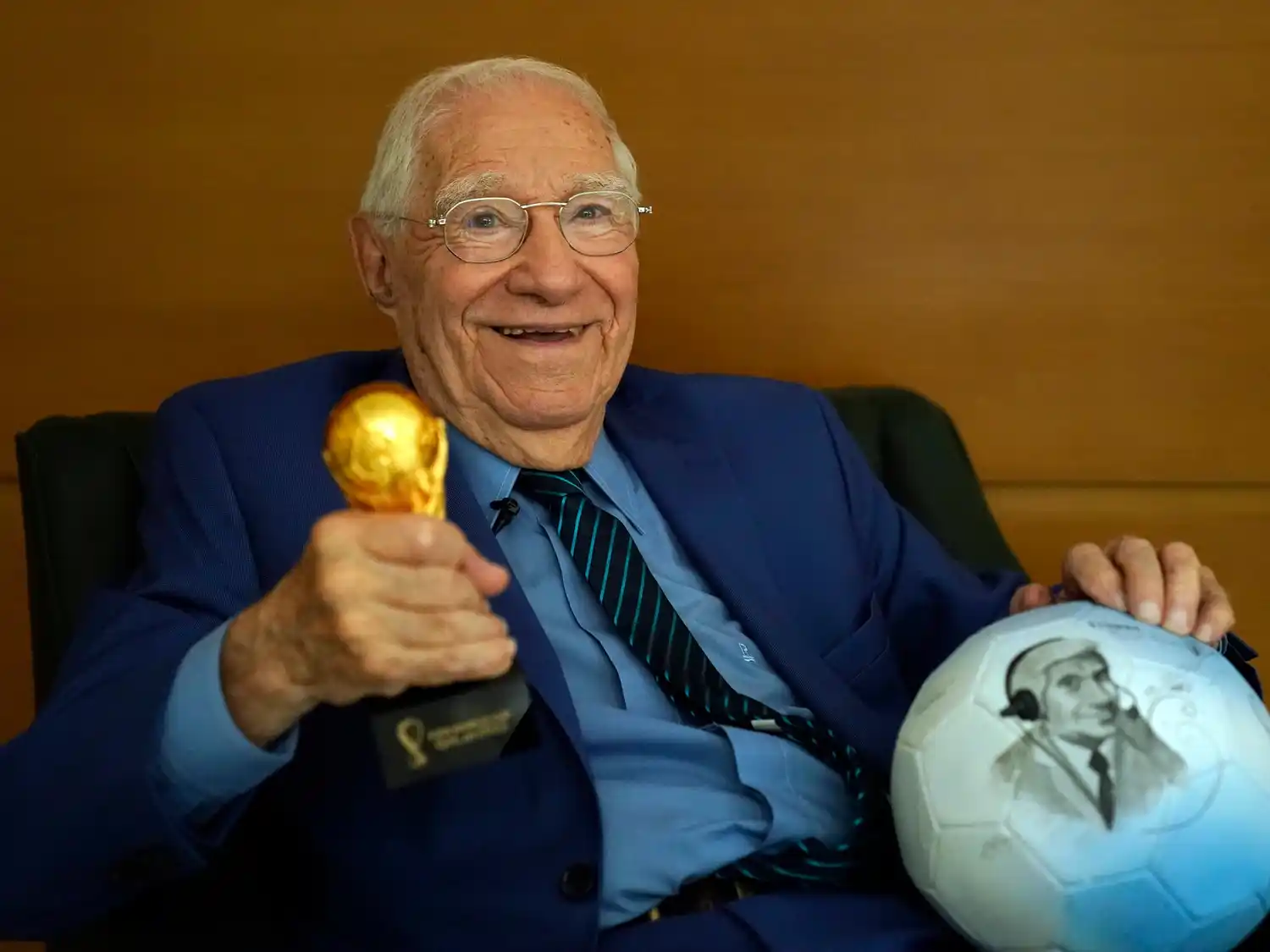 A los 91 años, Macaya Márquez se prepara para cubrir su 18° Mundial consecutivo