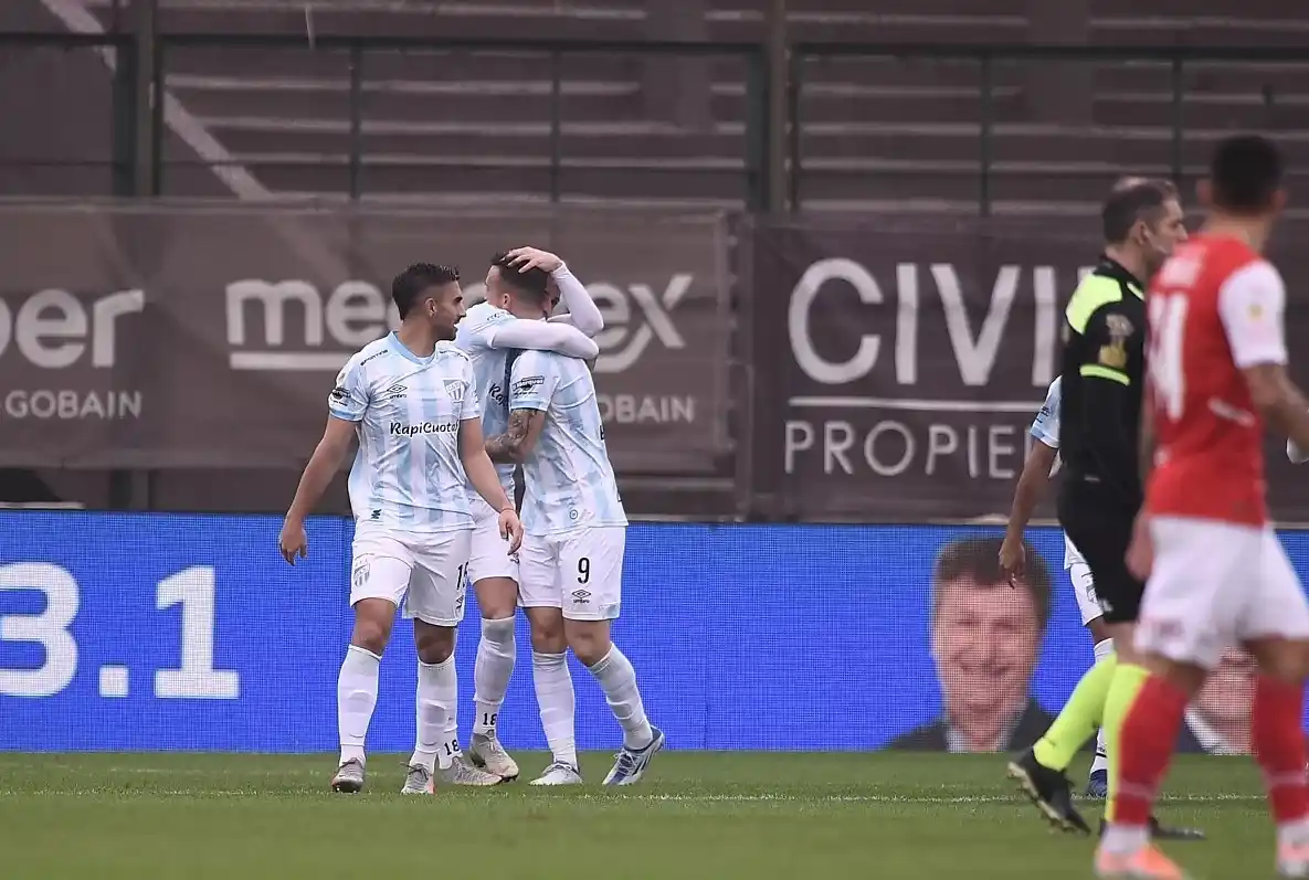 Atlético Tucumán golpeó primero y venció a un Independiente sin rumbo