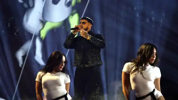 La curiosa manera que tiene Anuel de regalarle flores a su novia venezolana (video)