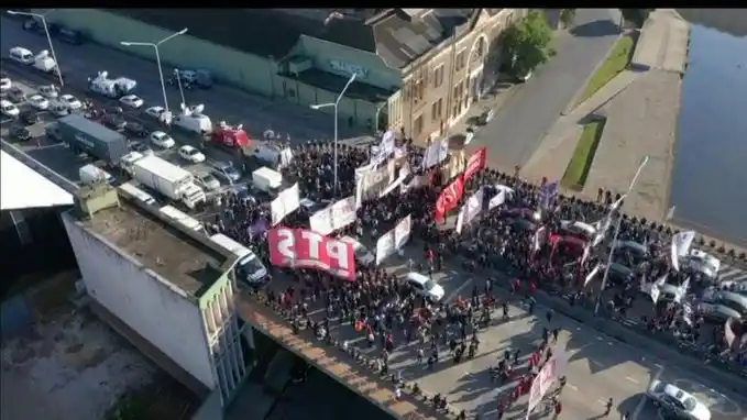 Caos y tensión en Puente Pueyrredón por un corte total de las familias desalojadas del predio de Guernica