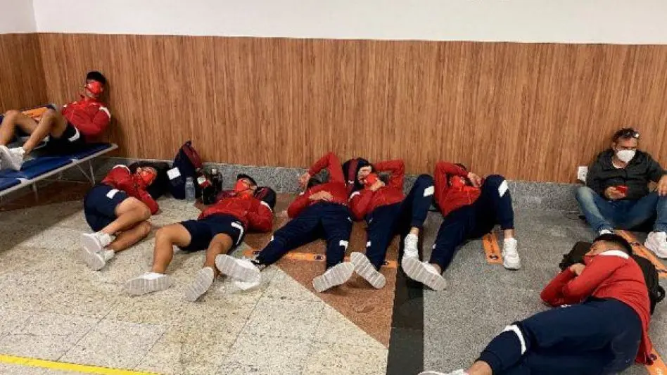 Así tuvieron que dormir los jugadores de Independiente en el aeropuerto de Bahía