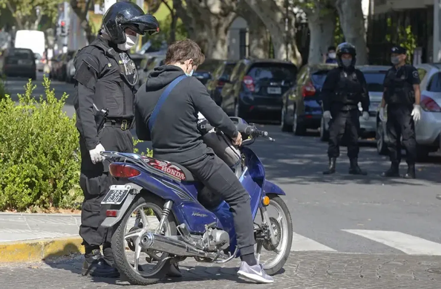 Demorados por circular en una moto robada