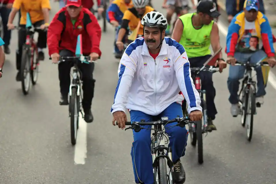 En un acto partidario en Caracas, Nicolás Maduro se cayó de su bicicleta