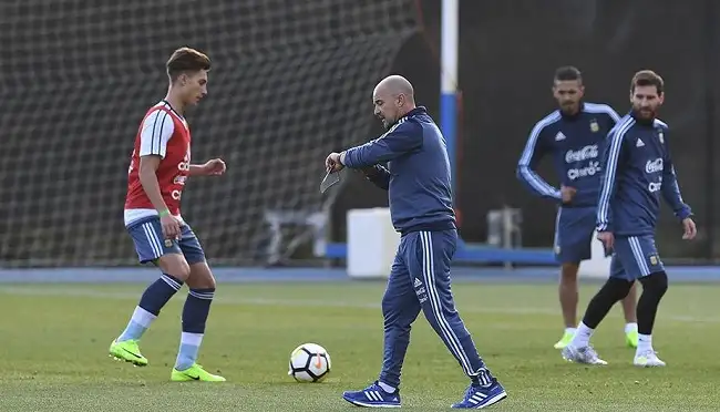 En el debut de Sampaoli, Argentina juega una final anticipada en Uruguay