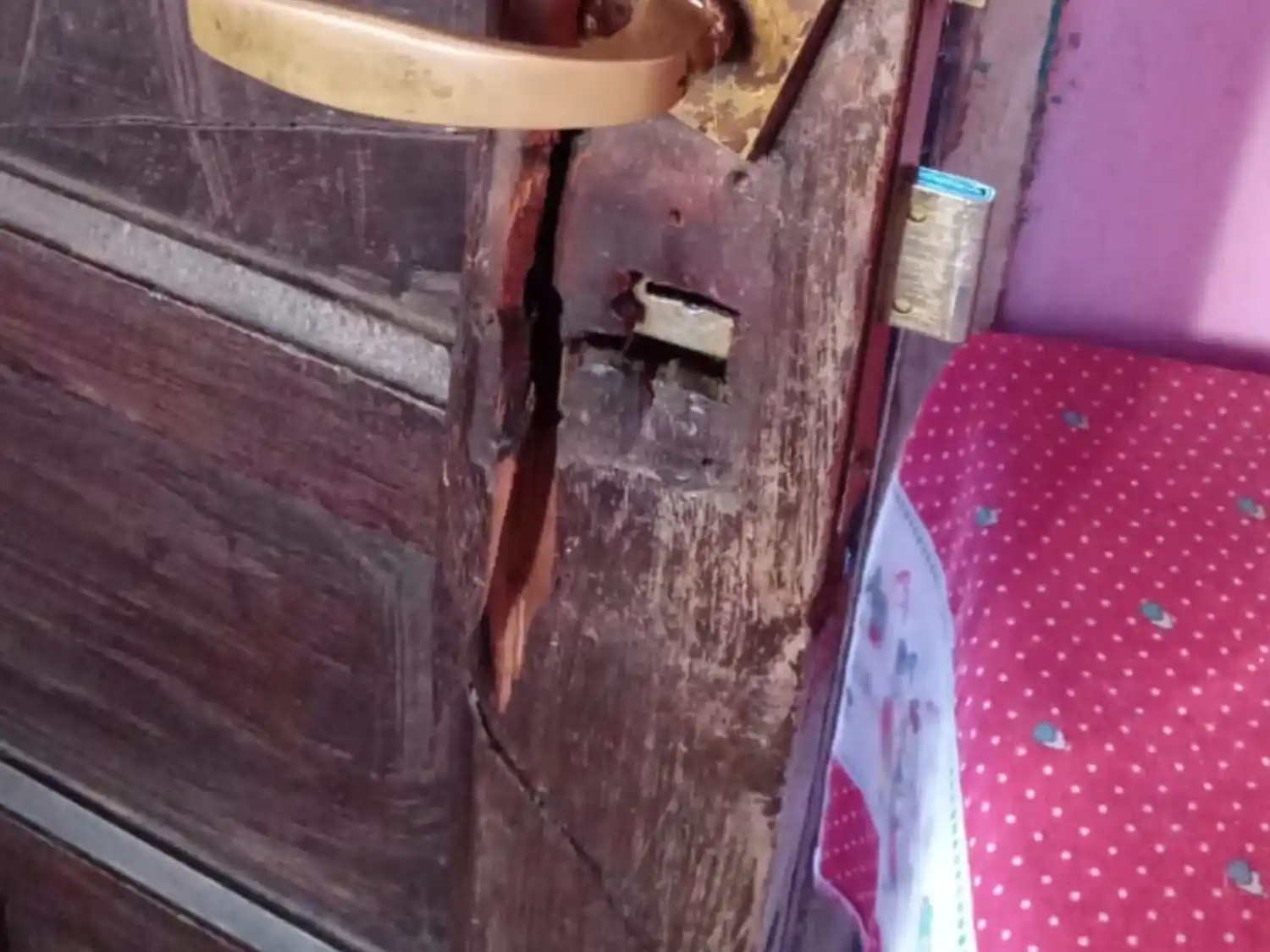 Así quedó una de las puertas dañadas en el allanamiento de la casa de Pasaje López.