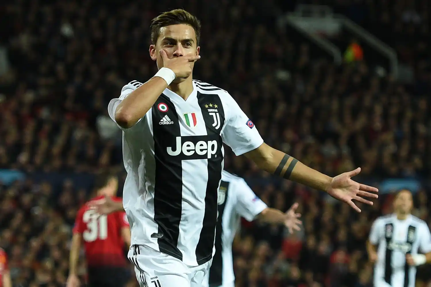 En Inglaterra, Dybala le dio el triunfo a Juventus