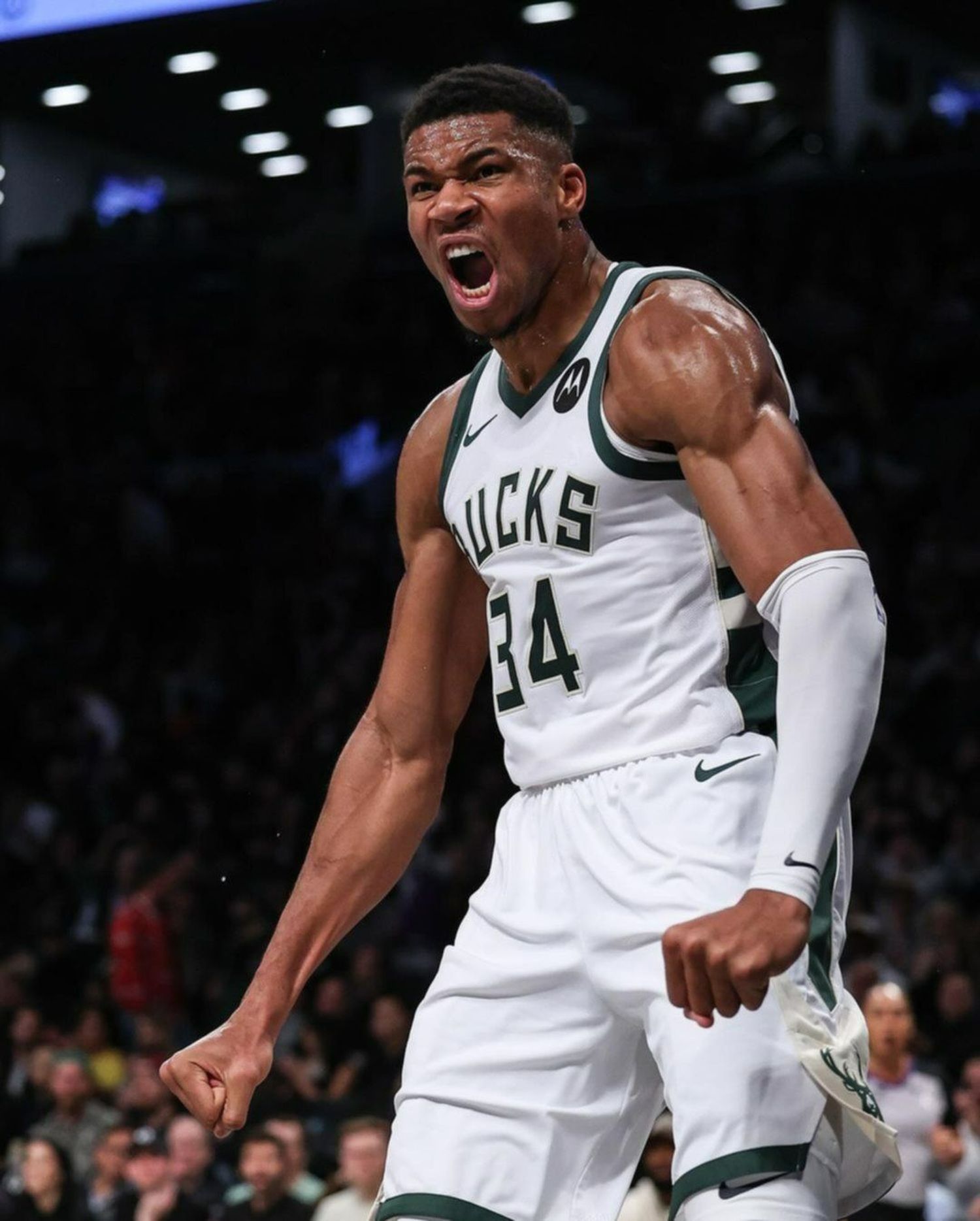 Reviví la impactante reacción de Giannis Antetokoumpo al ser expulsado