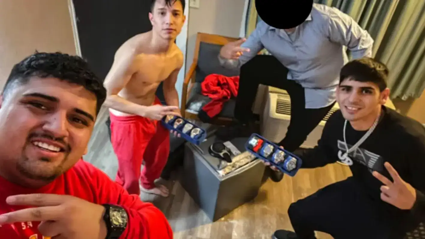 Los delincuentes posaron con el botín luego de uno de sus asaltos. (Foto: gentileza El País)