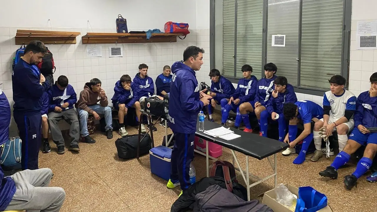 Charla táctica. Darío Ramón, al frente del plantel de la Sub-15