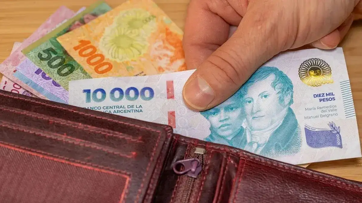 La mejora mensual estuvo impulsada por incrementos de 2,1 por ciento en el sector privado registrado, 5 por ciento en el sector público y 4,7 por ciento en el sector privado no registrado.