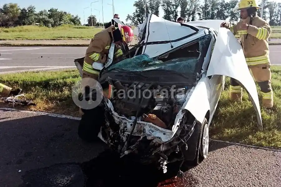 Un auto y un camión chocaron en RN34 dejando un grave saldo