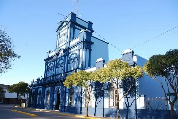Se robó una moto y poco después la chocó contra un Falcon 
