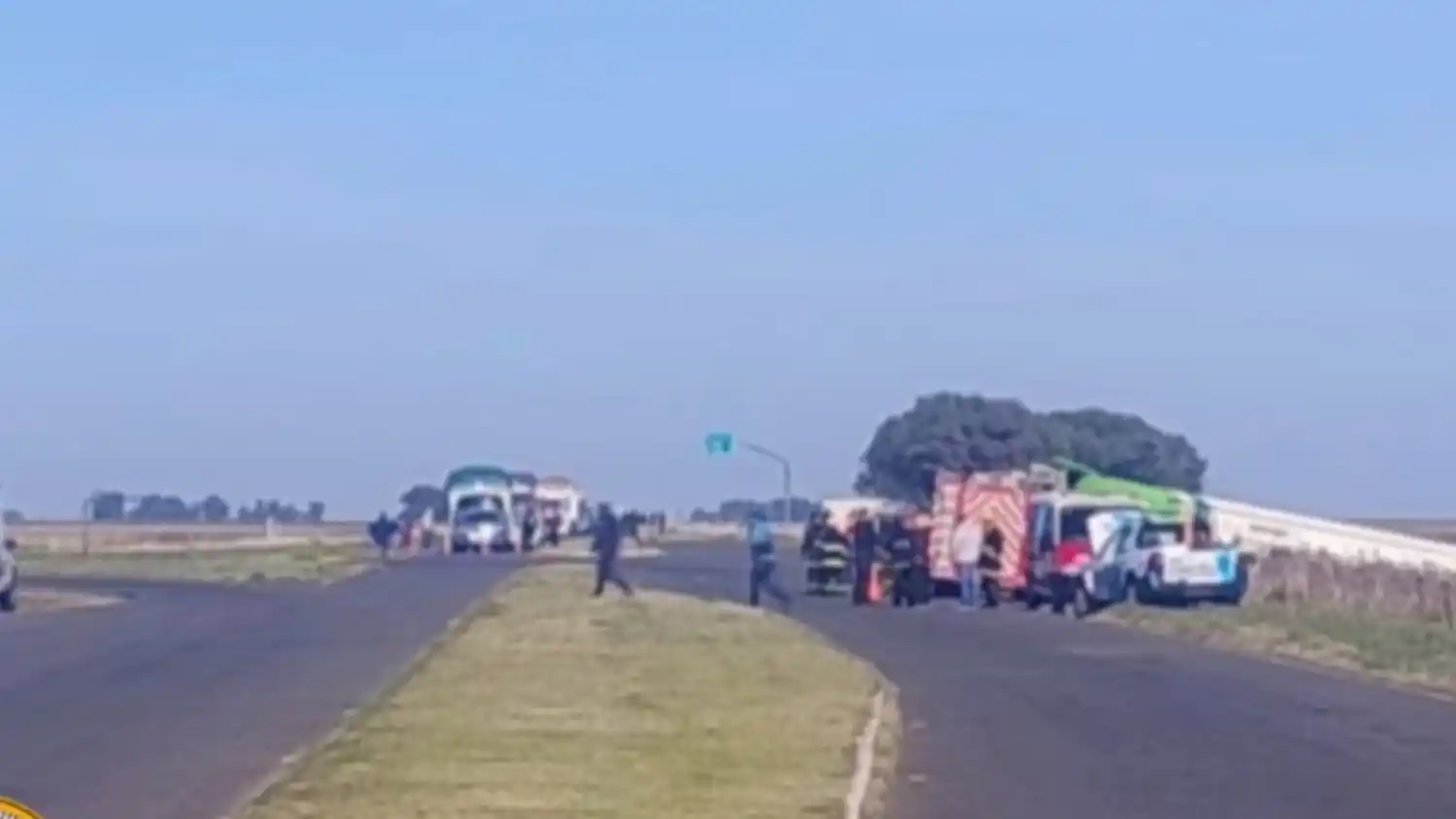 🚨 Tragedia en la ruta: un micro que viajaba a La Plata volcó cerca de La Madrid y dejó al menos cuatro muertos