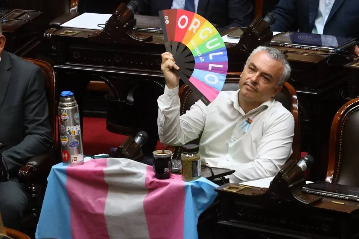 Romo: "Paulón no quiso explicar por qué estaba en una marcha de infancias trans con un menor que tenía puesto un arnés"