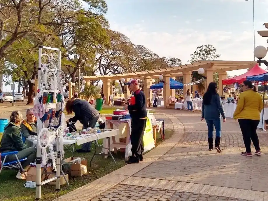 Edición especial por el día de la mujer de la feria “Paseo del Río”