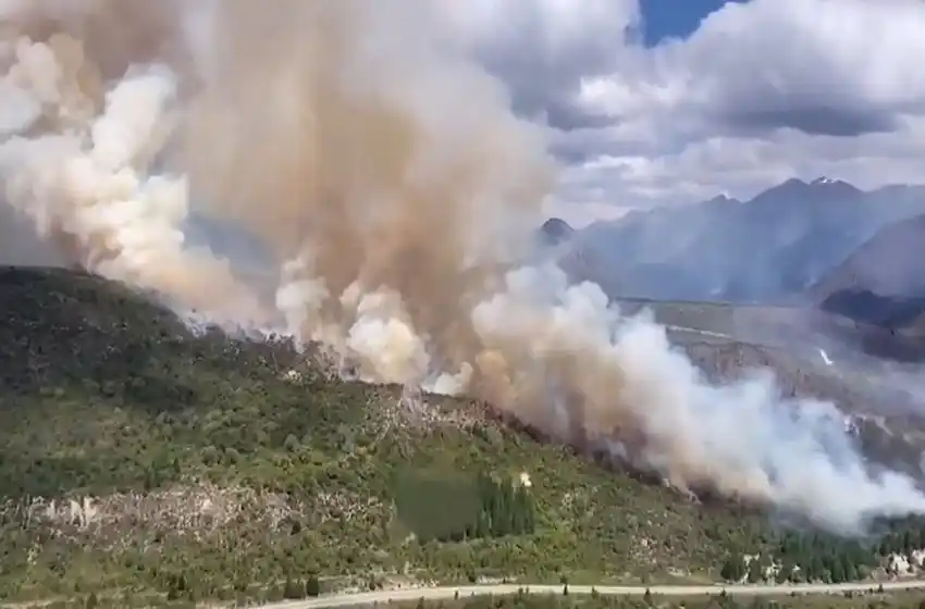 Incendio en El Bolsón: “El fuego sigue activo en condiciones extremas”