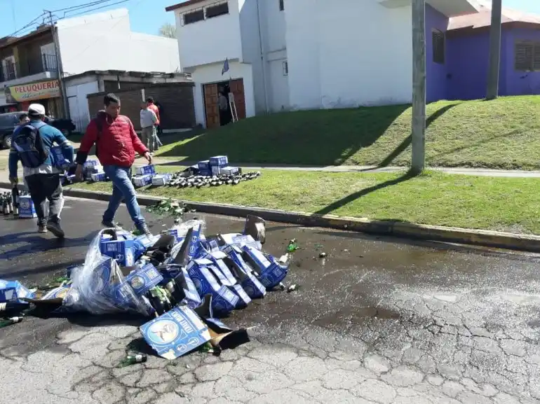 Cayeron más de 20 cajas con botellas de fernet de un camión: casi ninguna quedó sana