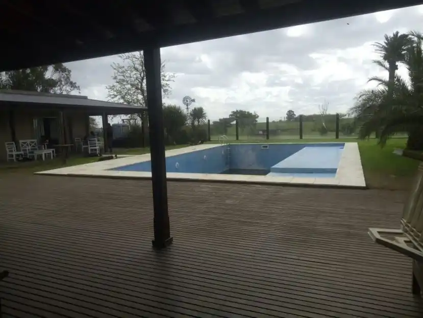 Allanan quinta de «Pata» Medina y la Uocra, y secuestran machetes y escudos