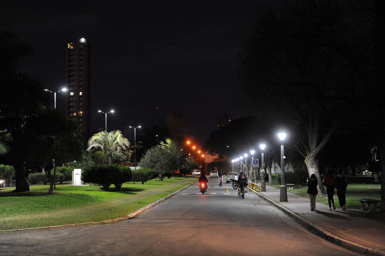 Comenzó la renovación del sistema lumínico del Parque Garay