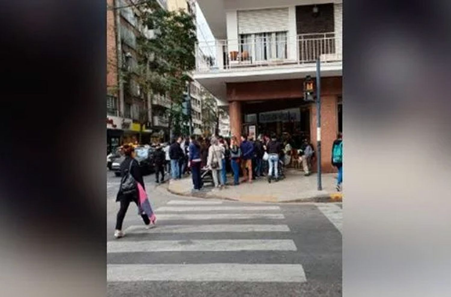 Robó un celular en pleno centro, trató de escapar y los vecinos lo golpearon